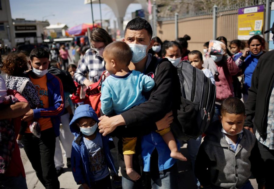 Migrantes de Centroamérica se encuentran cerca del puente fronterizo internacional Paso del Norte luego de ser deportados de Estados Unidos, en Ciudad Juárez, México.