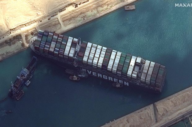 Las imágenes de satélite muestran remolcadores y dragas que intentan liberar al Ever Given, atrapado en el Canal de Suez.