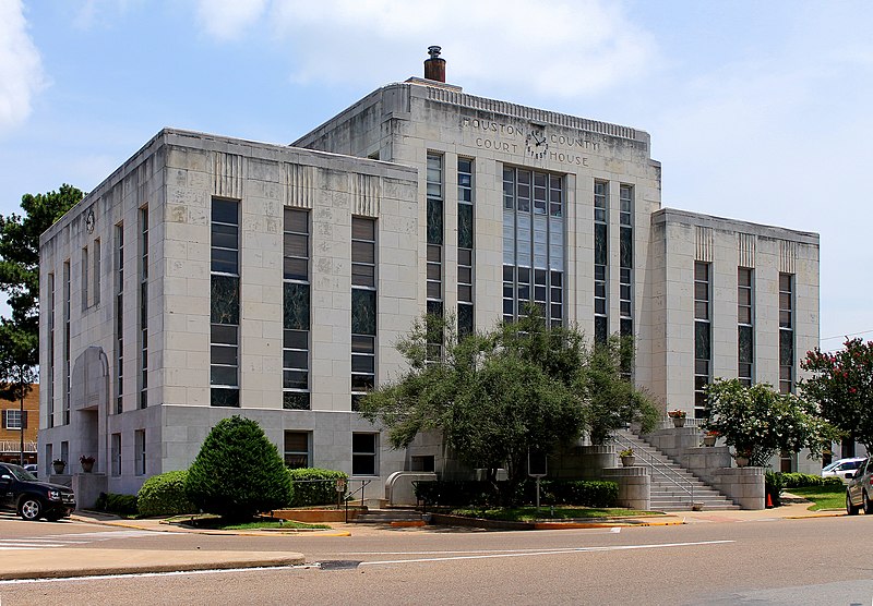 The new courthouse building, which has survived into the 20th century. Photo credit: Renelibrary, Wikimedia Commons.