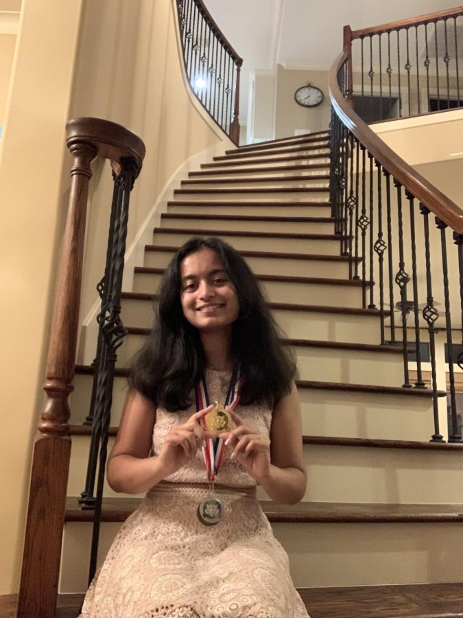 Senior+Ankitha+Lavi+with+her+Congressional+gold+medal