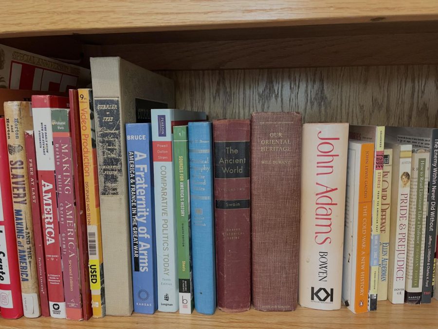 An assortment of APUSH textbooks in APUSH teacher Nathan Wendts classroom.