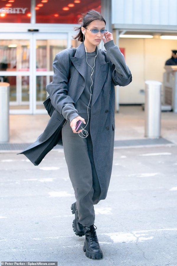 Photo Credits to Daily Mail.
Picture of Bella Hadid walking the streets wearing wired earbuds.