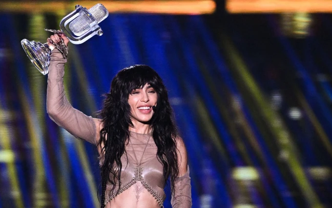 Eurovision+2023s+winner+for+Sweden%2C+Loreen%2C+stands+triumphantly+in+costume+whilst+holding+the+Eurovision+trophy+over+her+head.+%7C+Image+credit%3A+The+Associated+Press%2FNBC