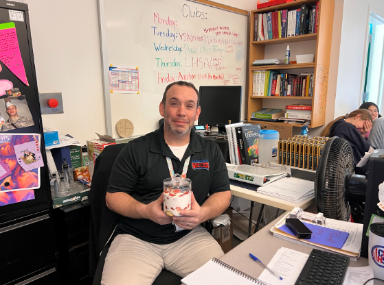 Arredondo holds a dessert to commemorate his generosity of giving snacks to his students from the club “Desserts for a Difference”
