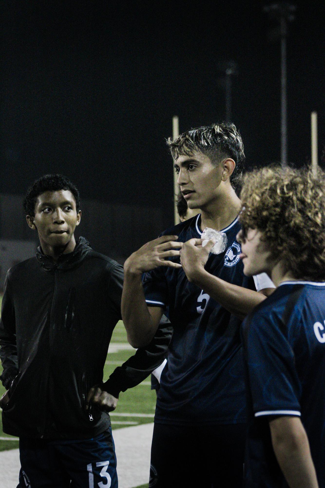 Luna giving players feedback during a team huddle (Julia Ventura)